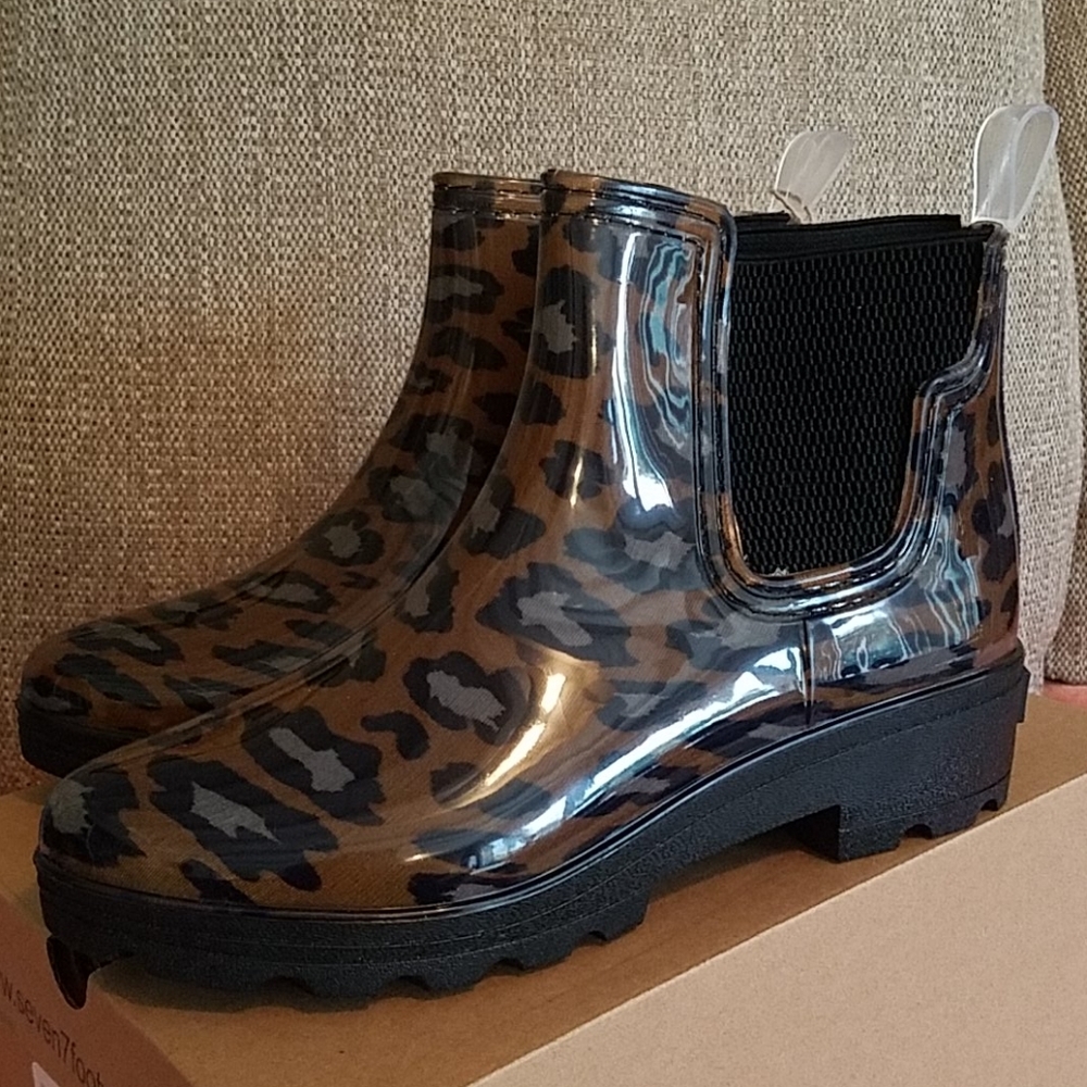 NWT!! Seven7 Halifax boots fur on sole
